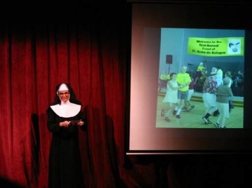 Lisa Ludwig instructs the audience.